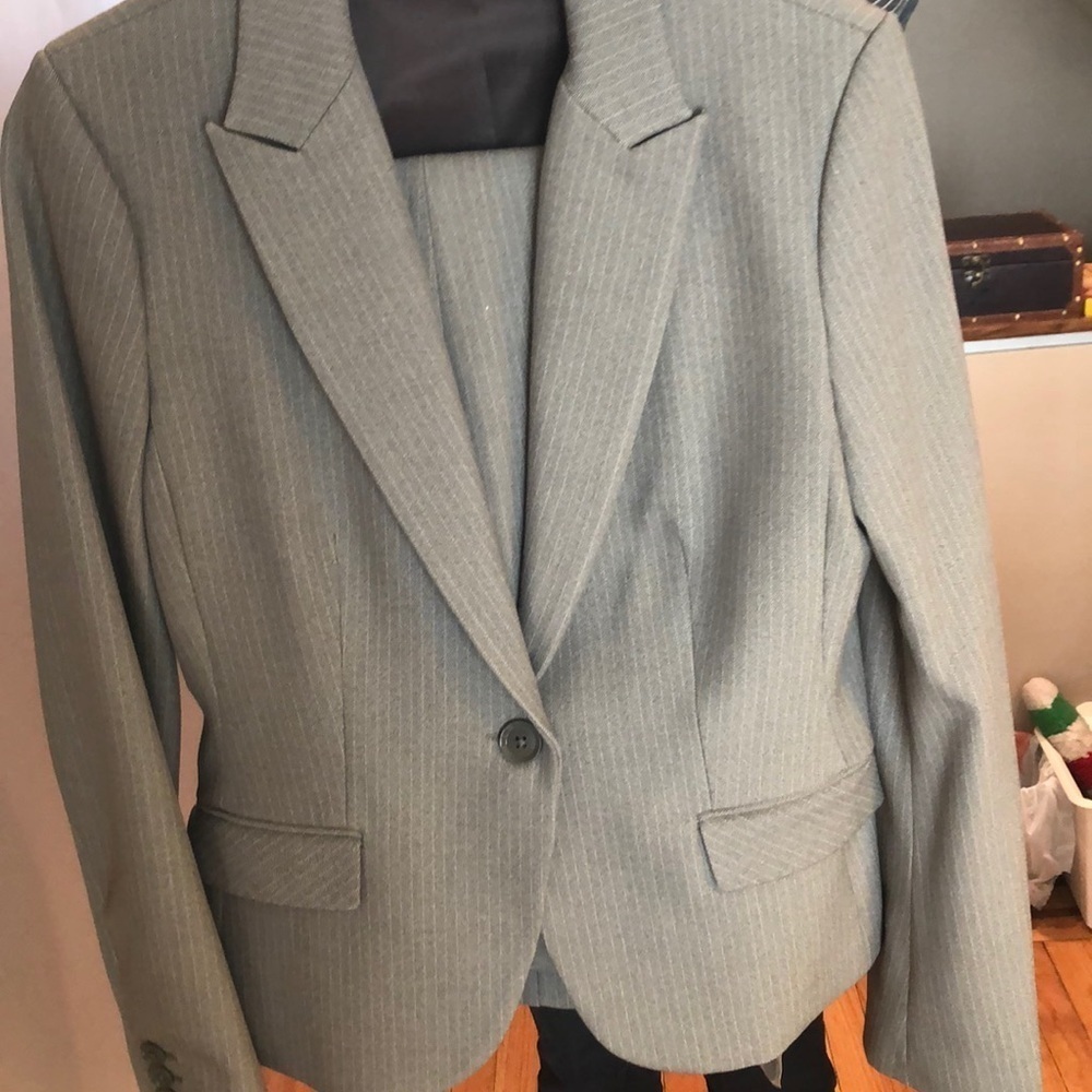 EXPRESS   TAN STRIPE PANT SUIT size 8 lined